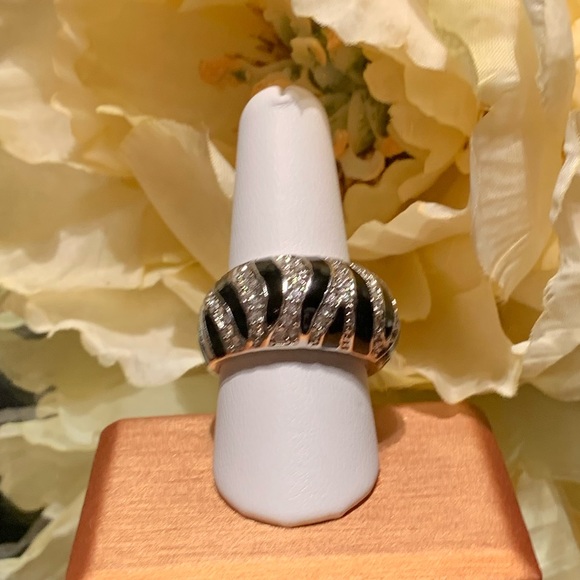 Like New: Zebra statement Ring - 8.5 - Picture 8 of 8